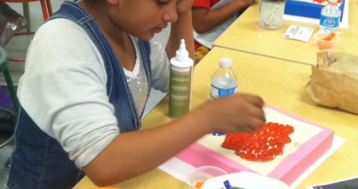 Student working with beads during art gallery class